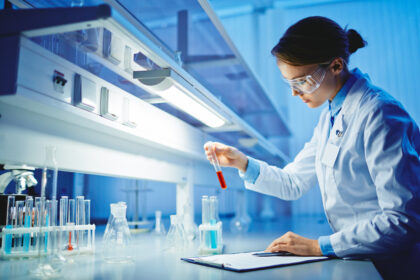 Kobieta w laboratorium korzysta z wymazówek